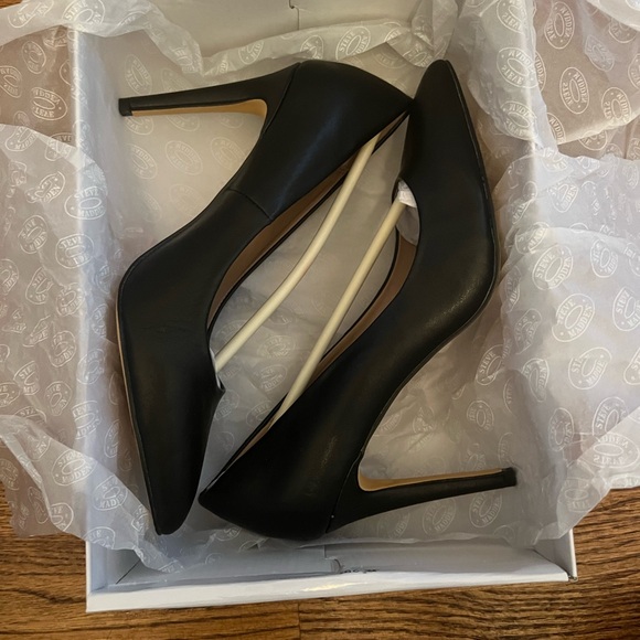 Steve Madden. Black. Patent leather. Pointy toe. - Picture 2 of 5
